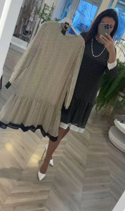 Vestido solto de bolinhas com decote redondo