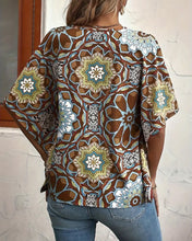 Carregar imagem no visualizador da galeria, Blusa retrô estampada com decote em V com botão e meia manga
