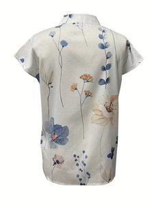 Blusa com estampa floral com gola alta e botão inclinado