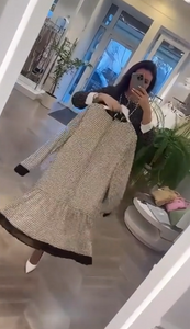 Vestido solto de bolinhas com decote redondo