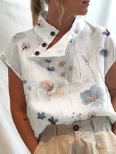 Carregar imagem no visualizador da galeria, Blusa com estampa floral com gola alta e botão inclinado
