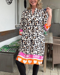 Vestido estiloso com estampa de leopardo manga três quartos